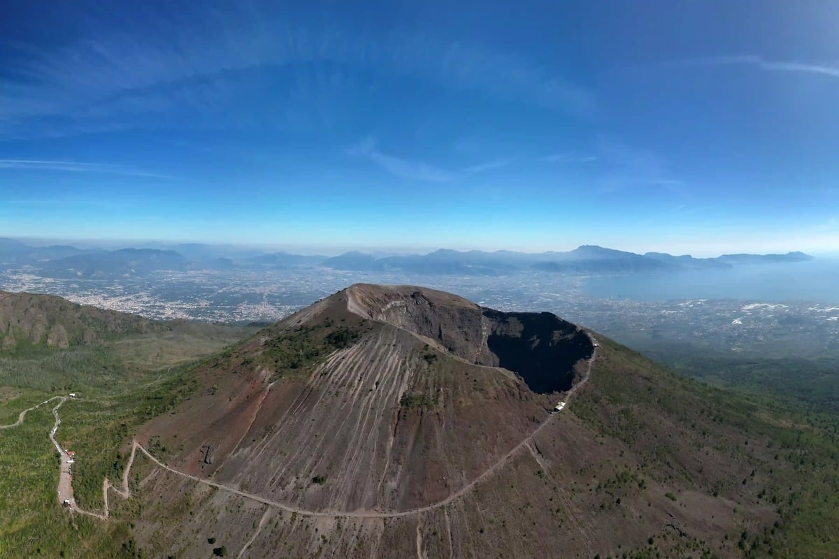 Blick in den Krater des Vesuvs mit weiter Landschaft
