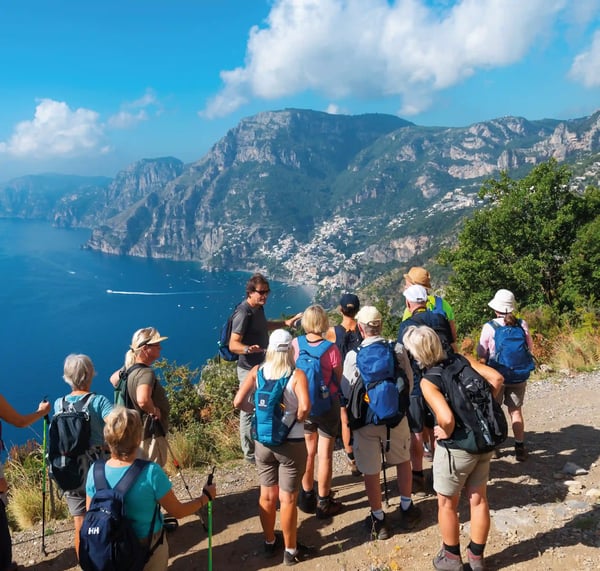 Wandergruppe auf einem Pfad mit Blick auf die Amalfiküste