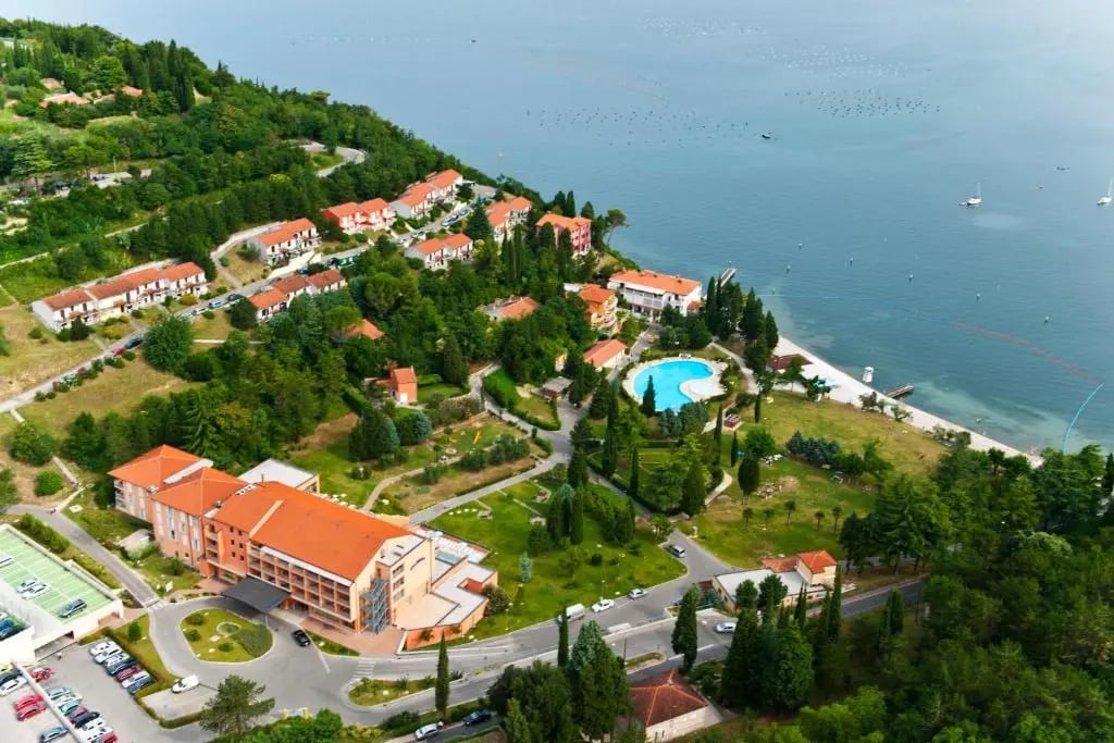 Hotelanlage an der Adriaküste mit Pool, Gärten und Meerblick