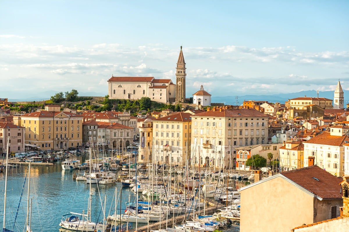 Altstadt von Piran mit Kirche, Hafen und bunten Häusern