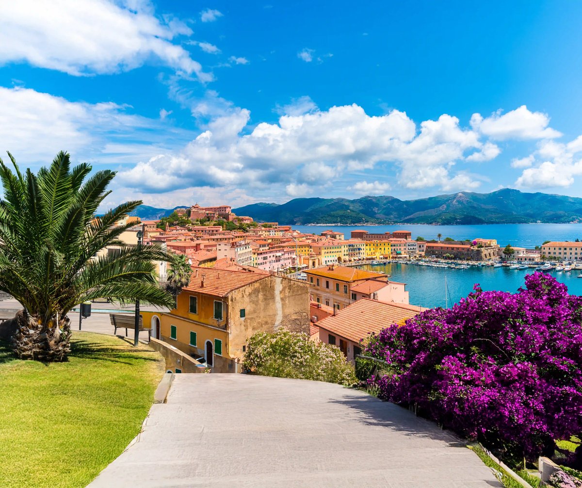 Blick auf Marciana Marina mit bunten Häusern, Hafen und Mittelmeer