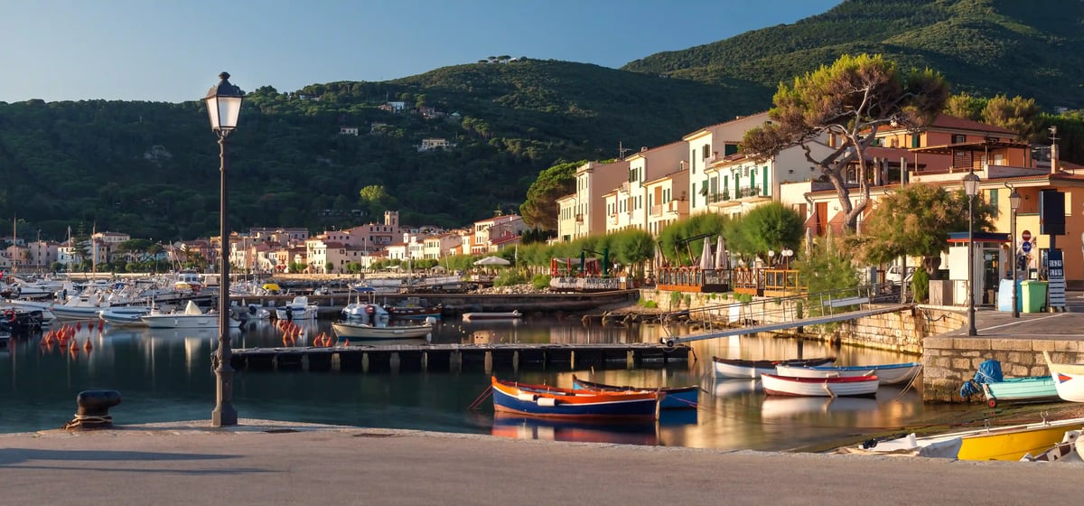 Port de Marciana Marina avec bateaux, promenade et habitations