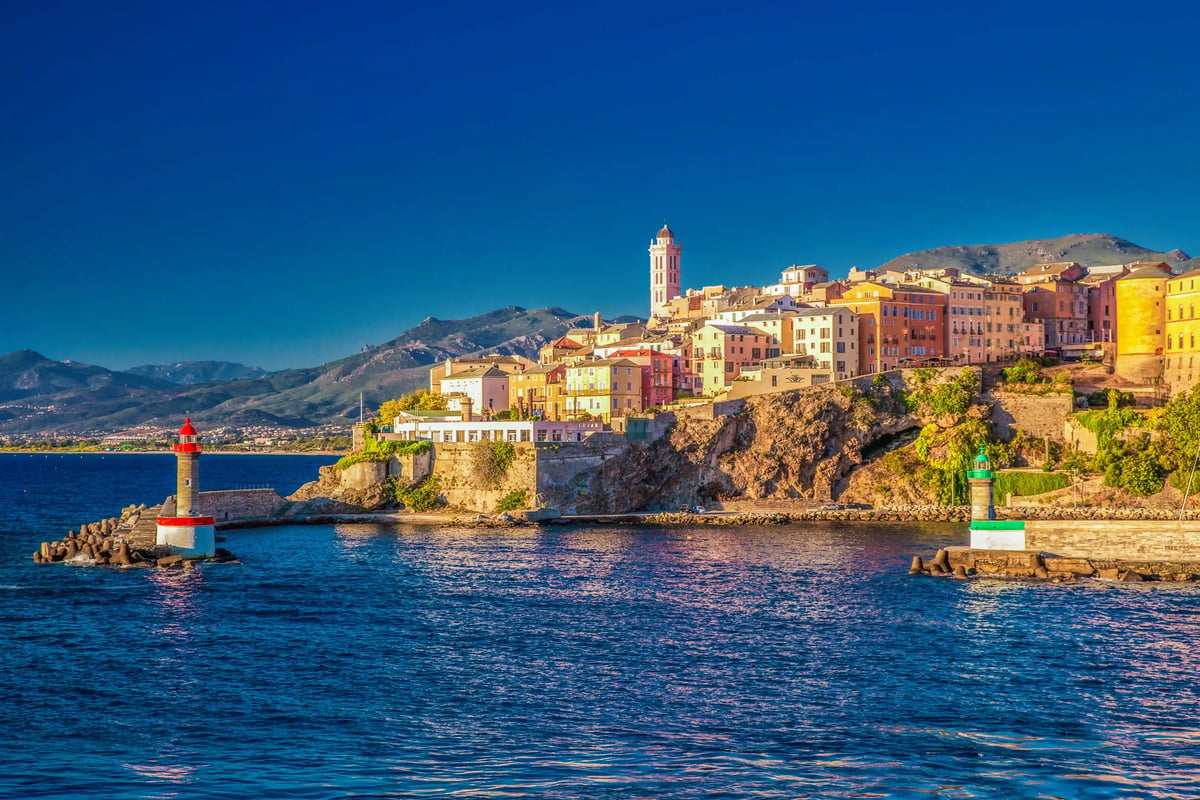 Bastia en Corse avec vieille ville colorée, phares et port au bord de la Méditerranée