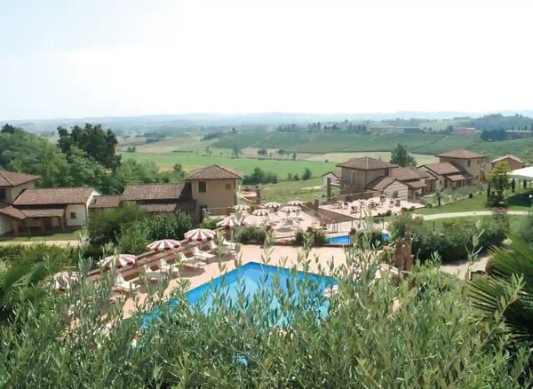 Hotelanlage mit Pool und Sonnenterrasse in ländlicher Umgebung