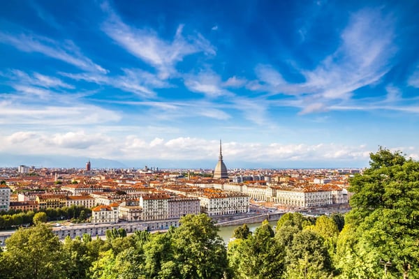 Blick über Turin mit Fluss, Altstadt und markanter Kuppel