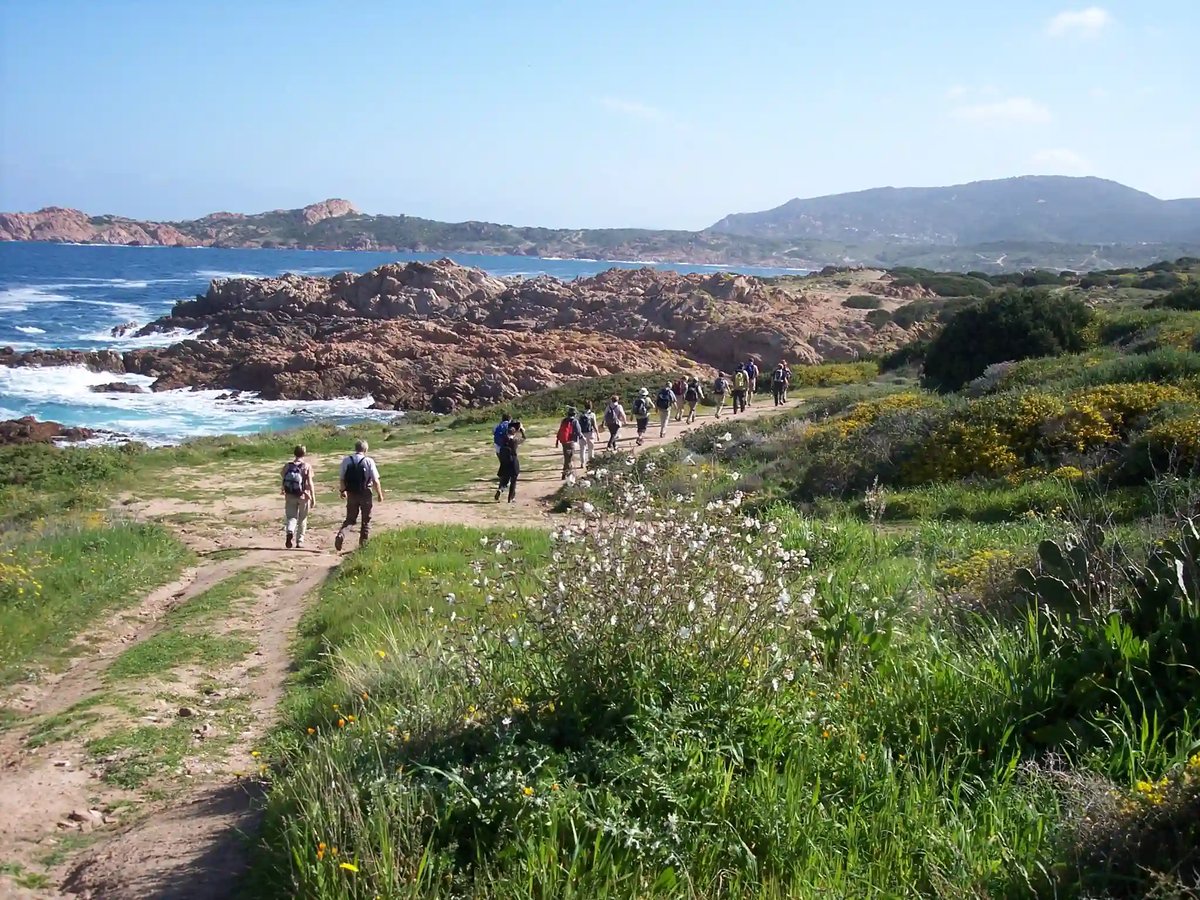 Türkisblaues Meer und felsige Küste bei Isola Rossa im Norden Sardiniens