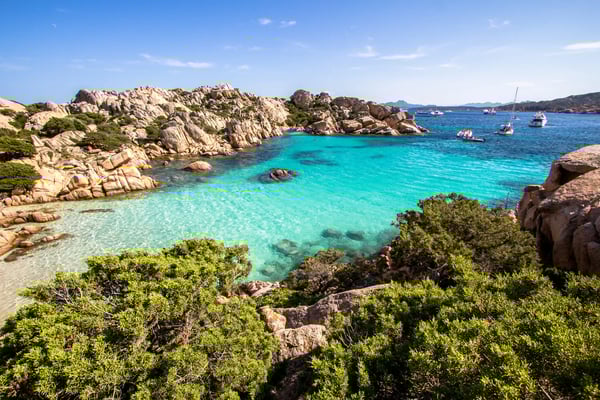 Kristallklares Wasser und felsige Inseln im Nationalpark La Maddalena