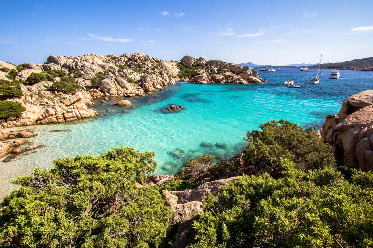 Kristallklares Wasser und felsige Inseln im Nationalpark La Maddalena