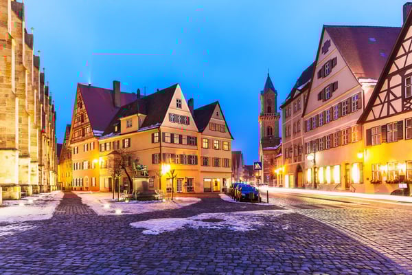 Historischer Marktplatz in Dinkelsbühl im Winter mit Fachwerkhäusern