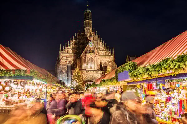 Belebter Weihnachtsmarkt in Nürnberg vor historischer Kulisse