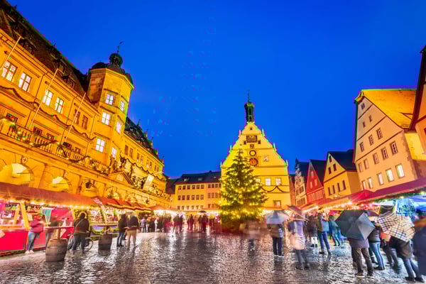 Weihnachtsmarkt auf dem Marktplatz von Rothenburg ob der Tauber
