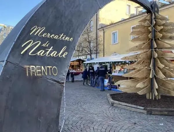 Eingang zum Weihnachtsmarkt in Trient