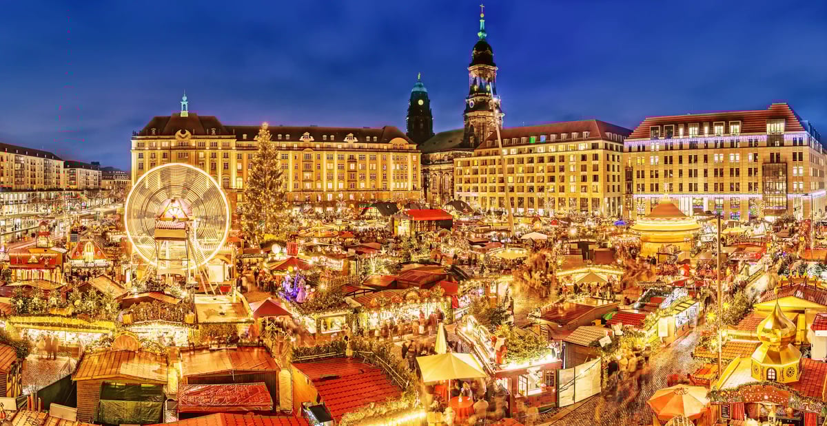 Grosser Weihnachtsmarkt in Dresden mit festlicher Beleuchtung und Stadtkulisse