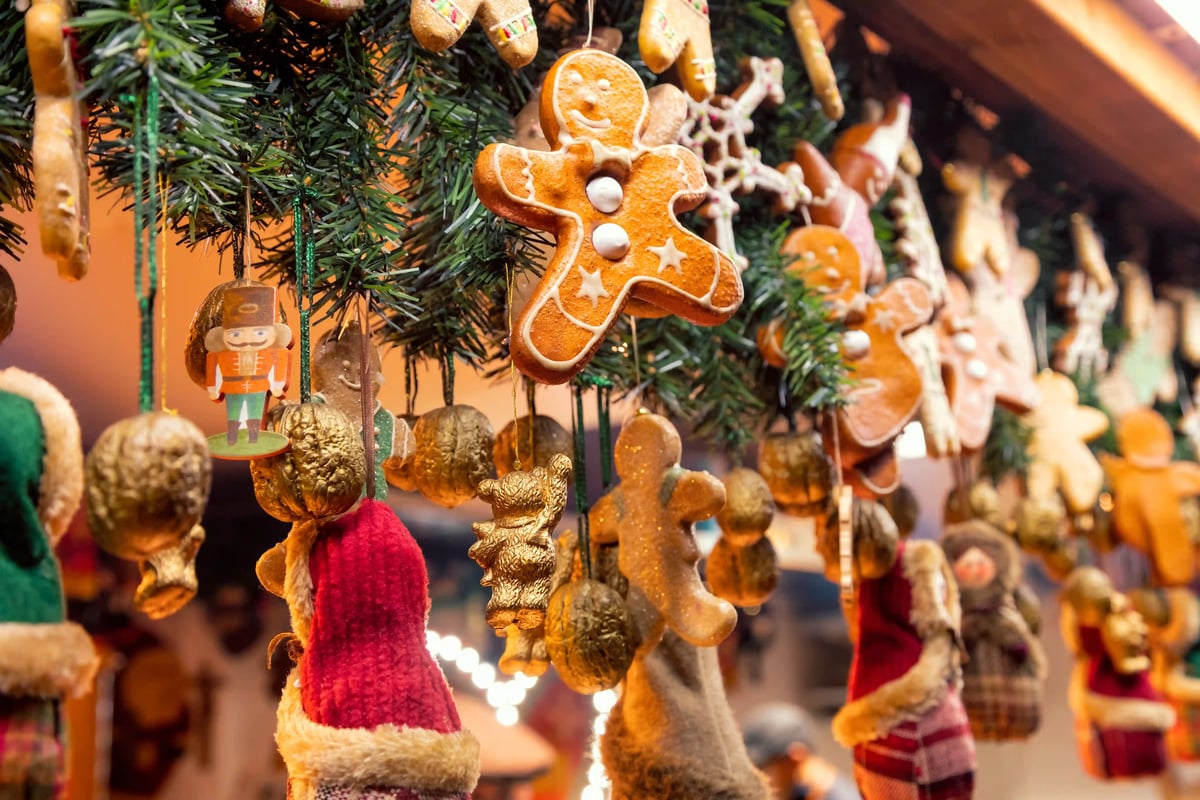 Weihnachtsdekoration mit Lebkuchenfiguren und Anhängern an Tannenzweigen