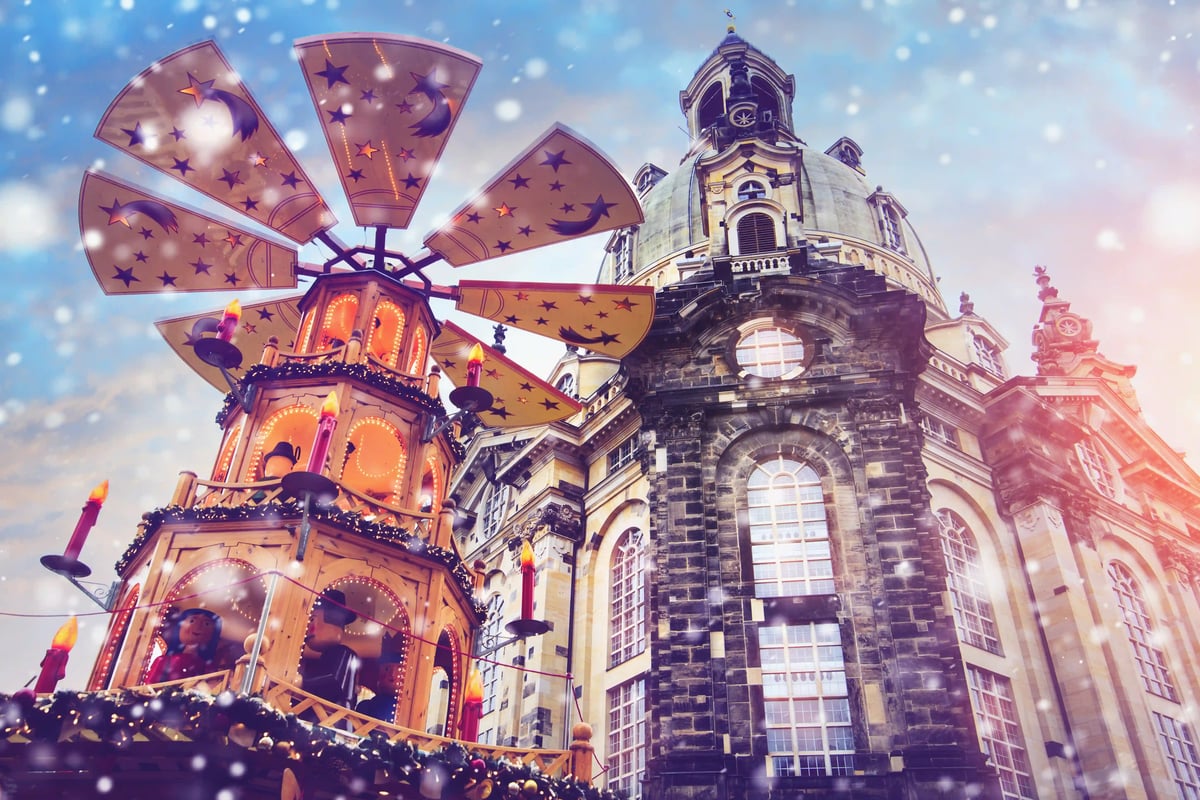 Frauenkirche in Dresden mit Weihnachtspyramide und winterlicher Stimmung