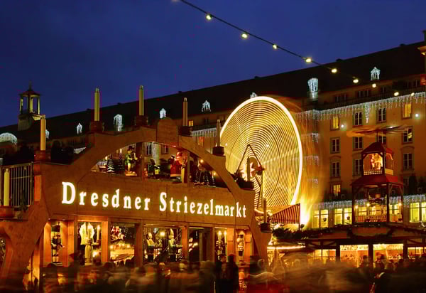 Grosser Weihnachtsmarkt in Dresden mit festlicher Beleuchtung und Stadtkulisse