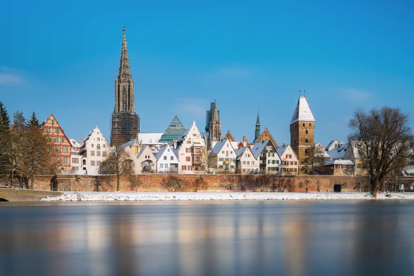 Ulmer Altstadt im Winter mit Münster und schneebedeckten Dächern an der Donau