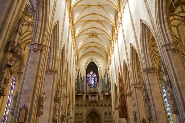 Innenraum des Ulmer Münsters mit hohen Gewölben und Orgel