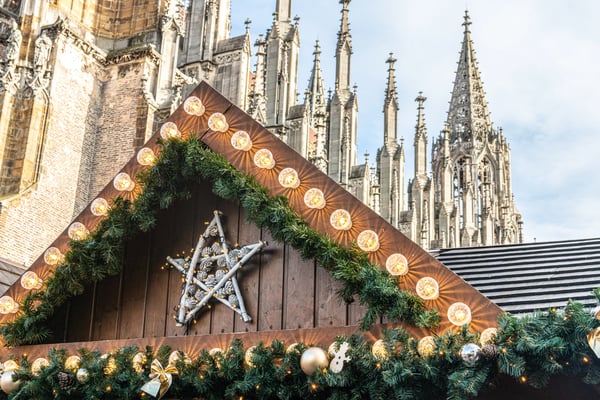 Ulmer Weihnachtsmarkt mit Ständen und Münster im Hintergrund