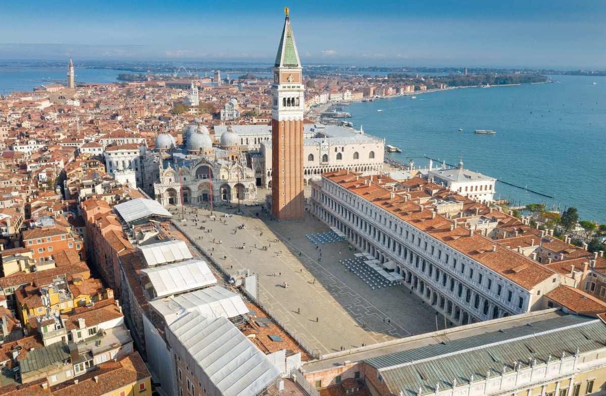Vue aérienne de la place Saint-Marc à Venise avec le campanile, la basilique Saint-Marc et le palais des Doges au bord de la lagune.