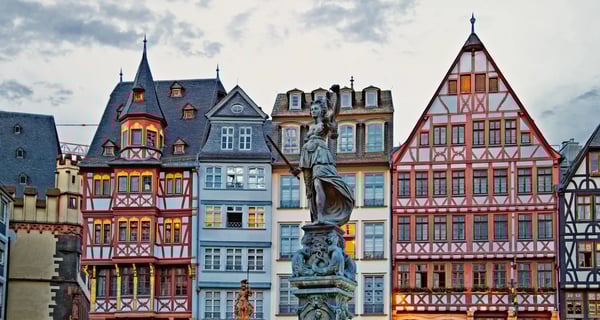 Historische Fachwerkhäuser in der Frankfurter Altstadt mit Statue auf dem Platz