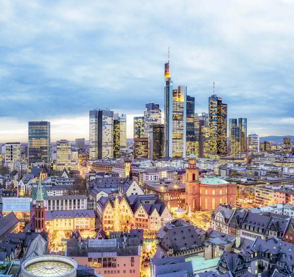 Skyline von Frankfurt bei Tageslicht mit modernen Hochhäusern und dichter Bebauung