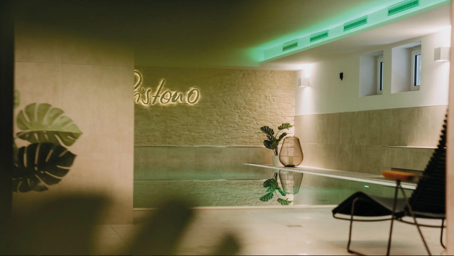 Innenbereich mit Pool und ruhiger Beleuchtung in einem Hotel