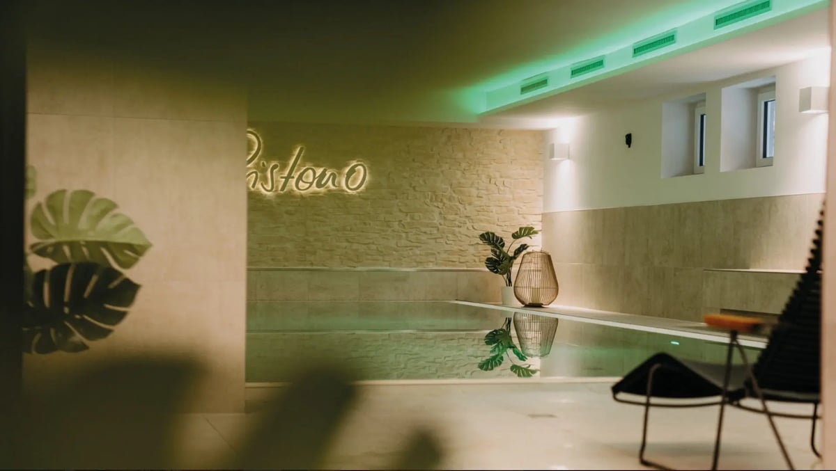 Innenbereich mit Pool und ruhiger Beleuchtung in einem Hotel