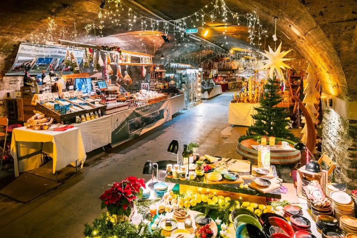 Adventsmarkt in einem Gewölbekeller mit festlicher Beleuchtung und Ständen