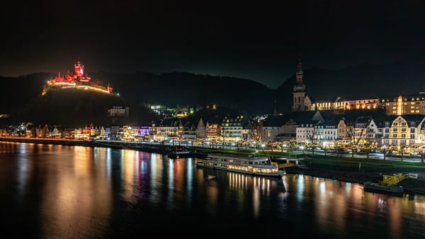 Cochem bei Nacht mit beleuchteter Burg und Altstadt entlang der Mosel
