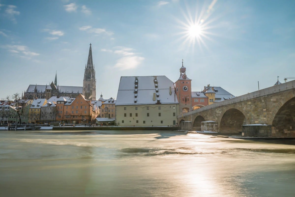 Winterliches Regensburg mit Steinerner Brücke, Dom und verschneiter Altstadt an der Donau