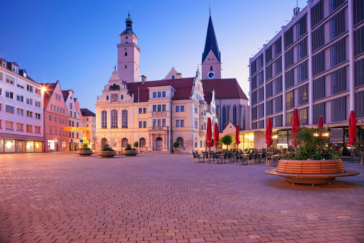 Historischer Rathausplatz in Ingolstadt mit barocken Fassaden und Kirchen im Abendlicht