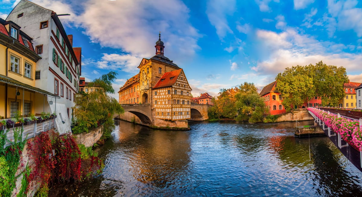 Altes Rathaus in Bamberg auf einer Brücke über der Regnitz mit Fachwerkfassade und Blumenbrücke