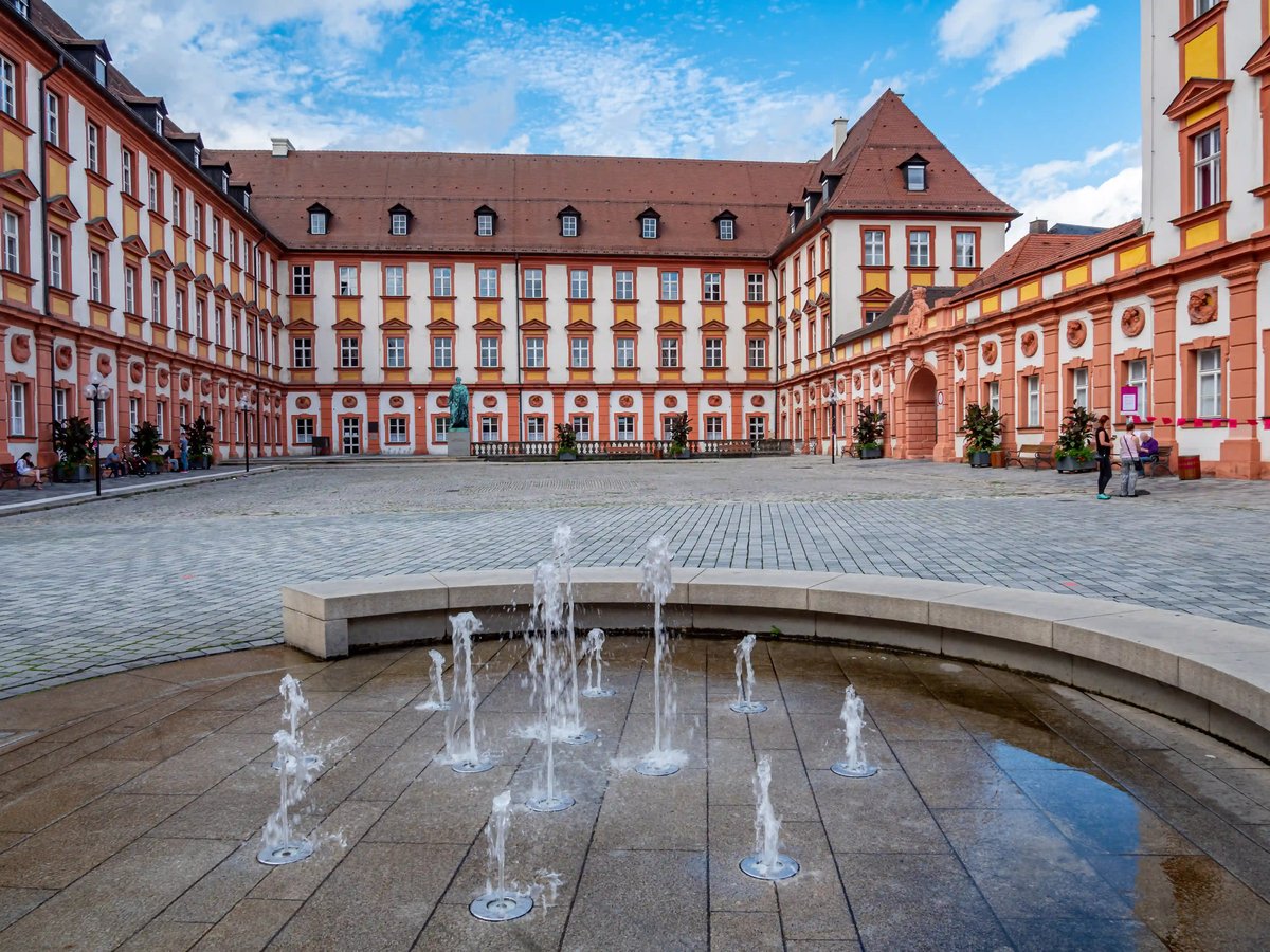 Ehrenhof der historischen Residenz Bayreuth mit Brunnen und barocken Gebäuden