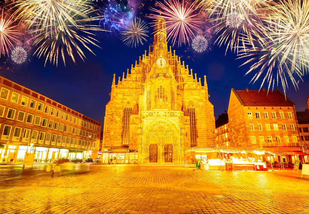 Feuerwerk über der Nürnberger Frauenkirche auf dem Hauptmarkt an Silvester