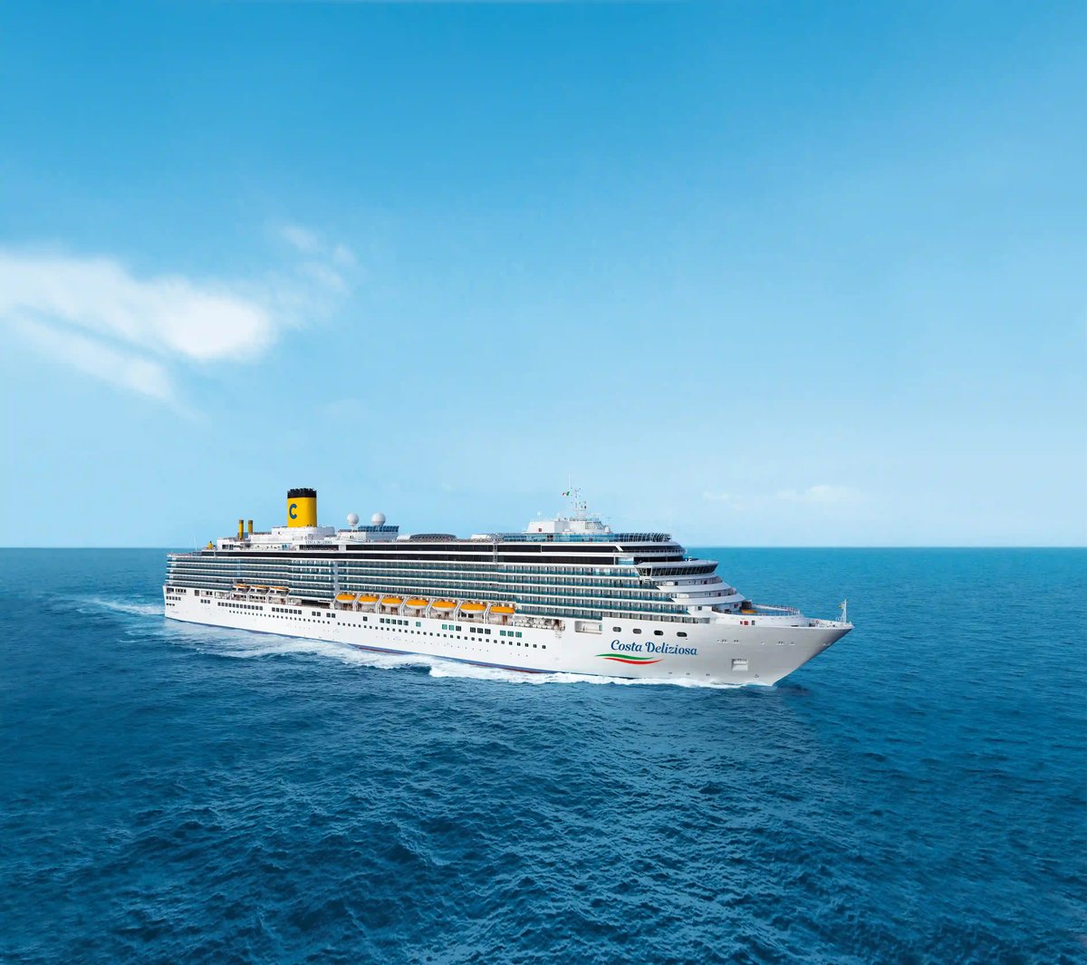 Grosses Kreuzfahrtschiff Costa Deliziosa auf offenem Meer unter klarem Himmel