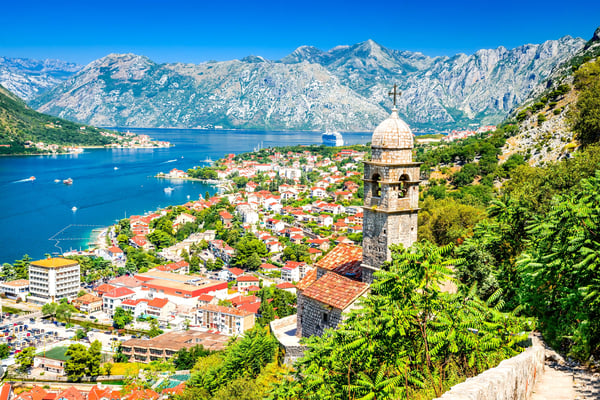 Blick auf die Altstadt von Kotor mit Kirchturm, Bucht und Bergen im Hintergrund