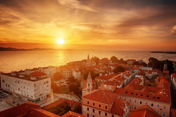 Luftaufnahme der Altstadt von Zadar mit Hafen, Booten und Küstenlinie
