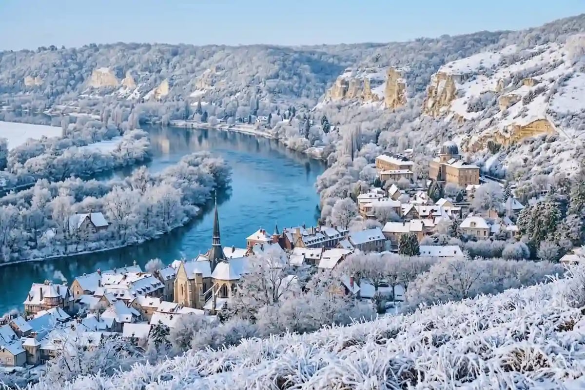 Paysage hivernal des Andelys avec village enneigé et vallée de la Seine.