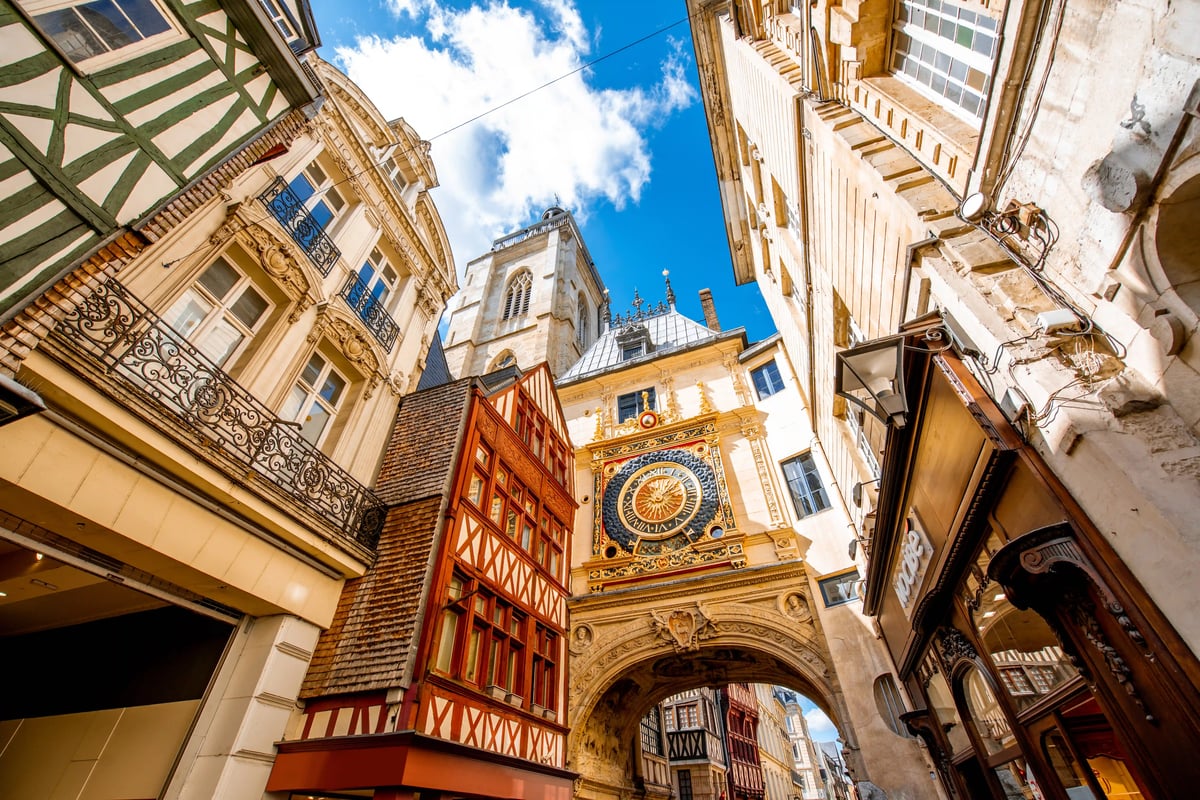 La Gros-Horloge de Rouen au-dessus d’une rue historique du centre-ville.