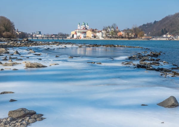 Winterliche Aussicht auf Passau mit vereister Donau und Altstadt im Hintergrund