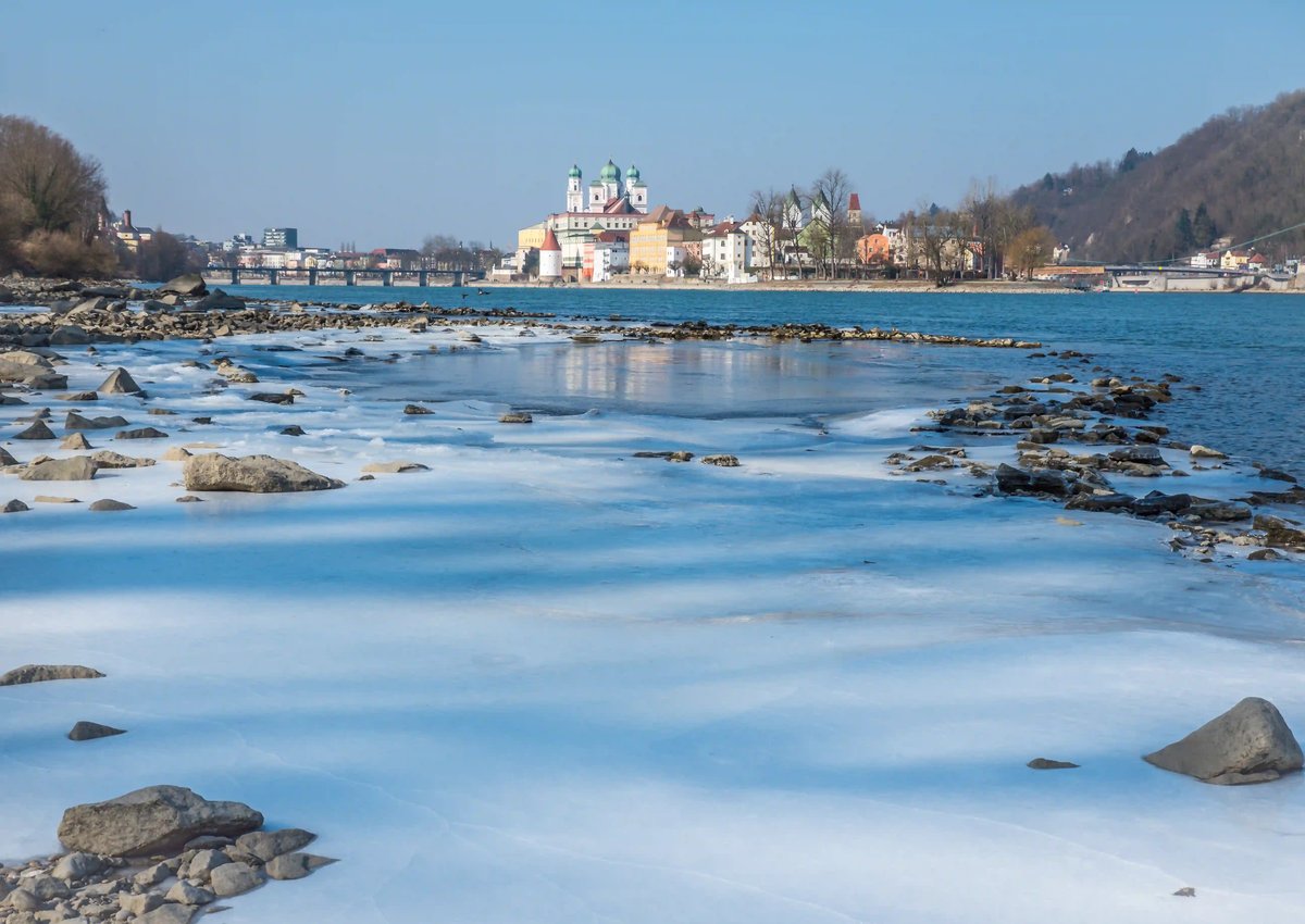 Winterliche Aussicht auf Passau mit vereister Donau und Altstadt im Hintergrund