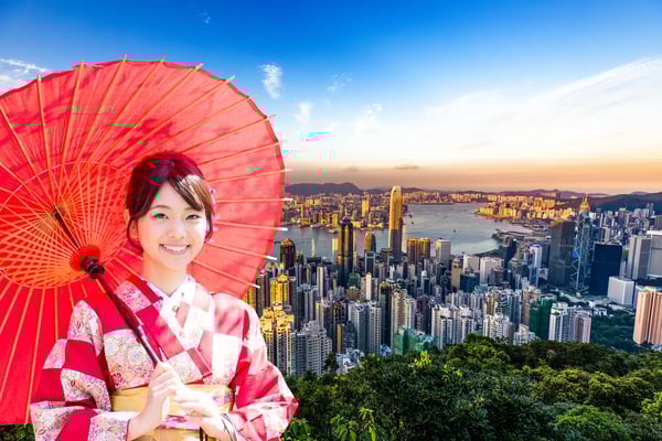 Frau im Kimono mit rotem Sonnenschirm vor moderner Skyline und Hafen bei Sonnenuntergang