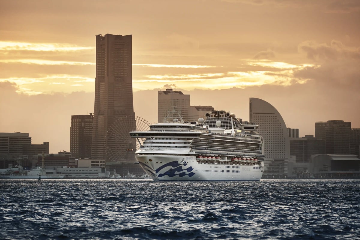 Seitenansicht der Diamond Princess mit Balkonkabinen auf dem Meer