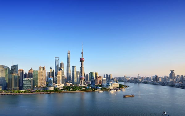Skyline von Shanghai mit Oriental Pearl Tower und modernen Hochhäusern am Flussufer