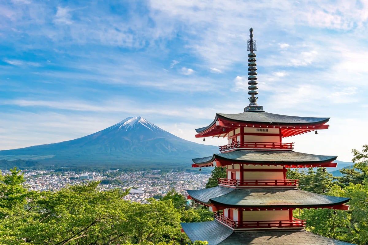 Panoramablick auf Tokio mit dicht bebauter Stadtlandschaft und Hochhäusern unter klarem Himmel
