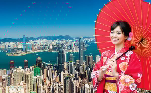 Lächelnde Frau in traditioneller japanischer Kleidung hält einen roten Sonnenschirm vor Stadtpanorama