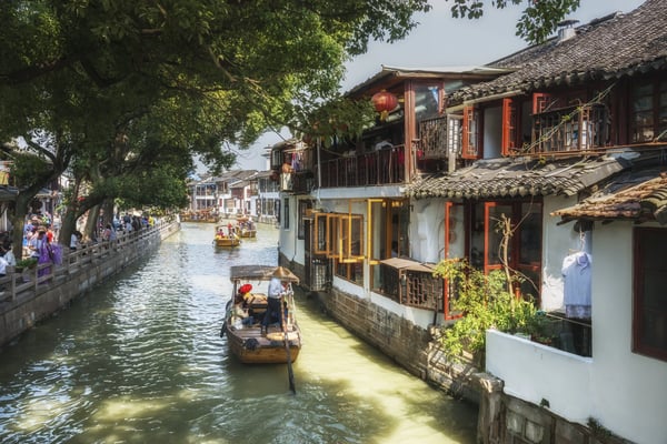 Traditionelles Wasserdorf Zhujiajiao mit schmalem Kanal, Holzbooten und historischen Häusern