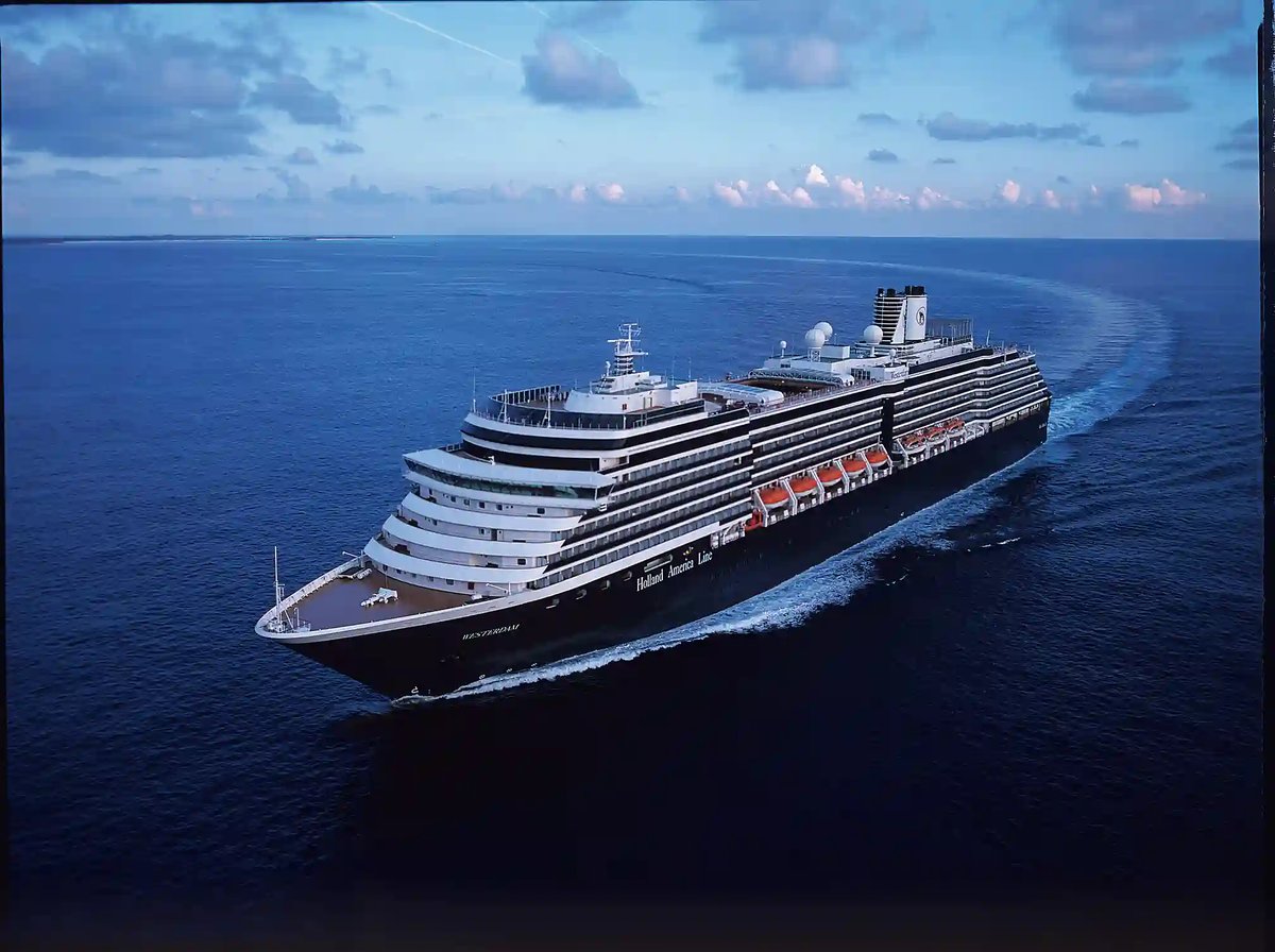 Grosses Kreuzfahrtschiff Westerdam fährt durch ruhige See auf offenem Meer