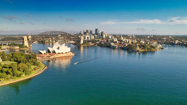 Luftaufnahme des Hafens von Sydney mit Opernhaus, Harbour Bridge und Stadtpanorama